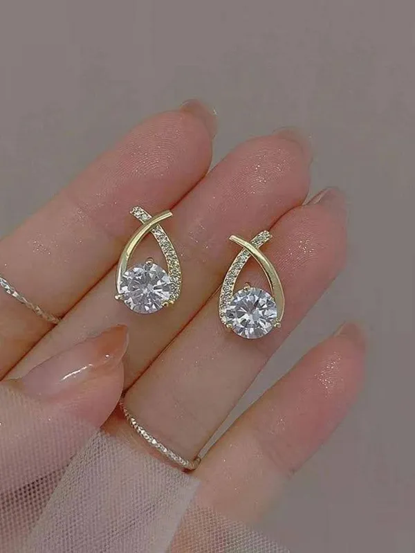 Elegant_Gold-Plated_Crystal_Stud_Earrings