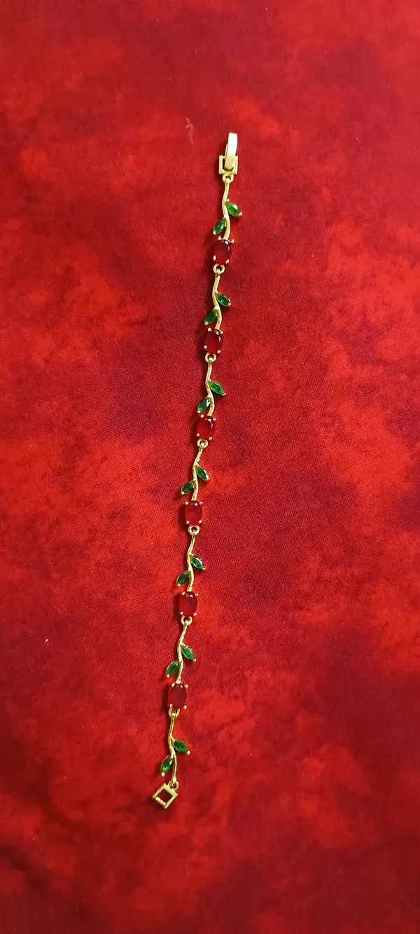 Royal_Gold_Plated_Charm_Bracelet_for_Women