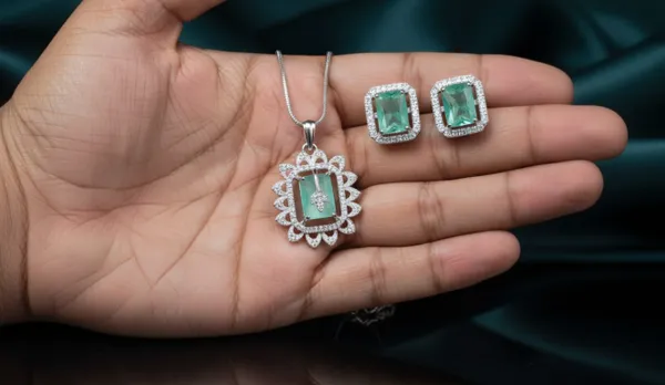 Emerald_Green_Crystal_Pendant_Set_For_Women