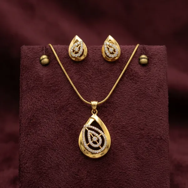 Gold_Luxury_Pendant_Set_for_Women