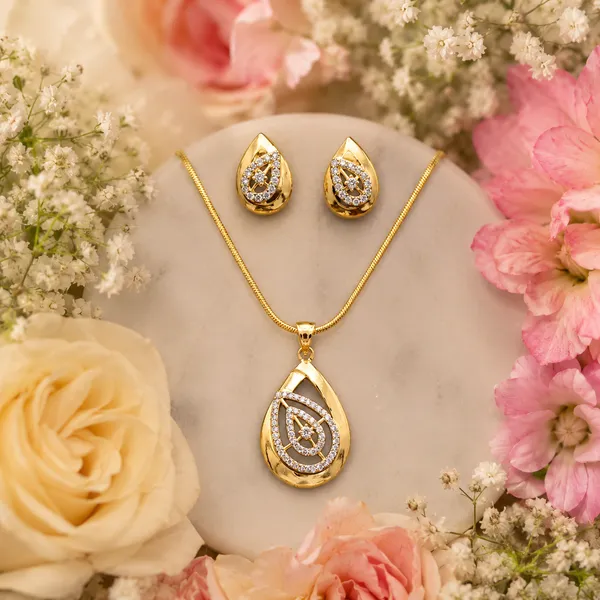 Gold_Luxury_Pendant_Set_for_Women