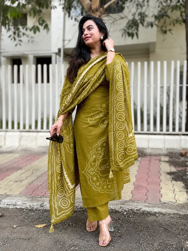 Bandhani_Mul_Cotton_Sets_Embroidered_Neckline_With_a_Beautiful_Kurta_And_Dupatta_Set_And_Cotton_Pants_