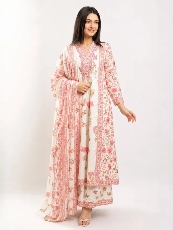 Off-White_Cotton_Floral_Embroidered_Kurta_Set_For_Women