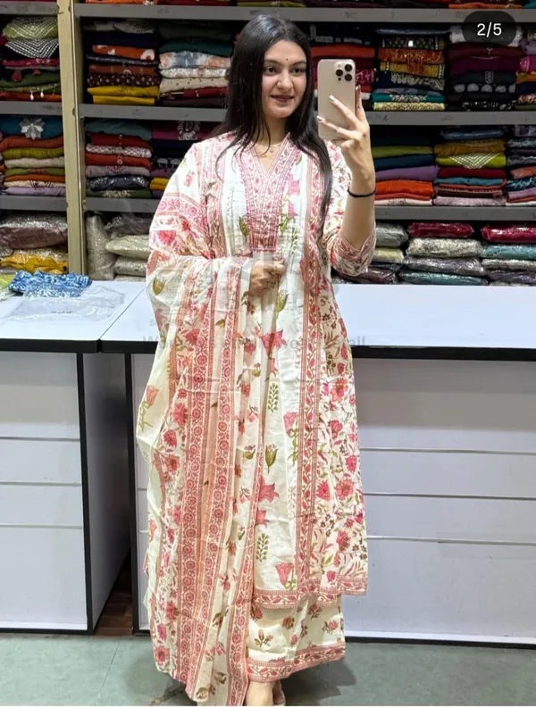 Off-White_Cotton_Floral_Embroidered_Kurta_Set_For_Women