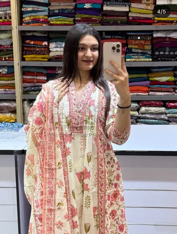 Off-White_Cotton_Floral_Embroidered_Kurta_Set_For_Women