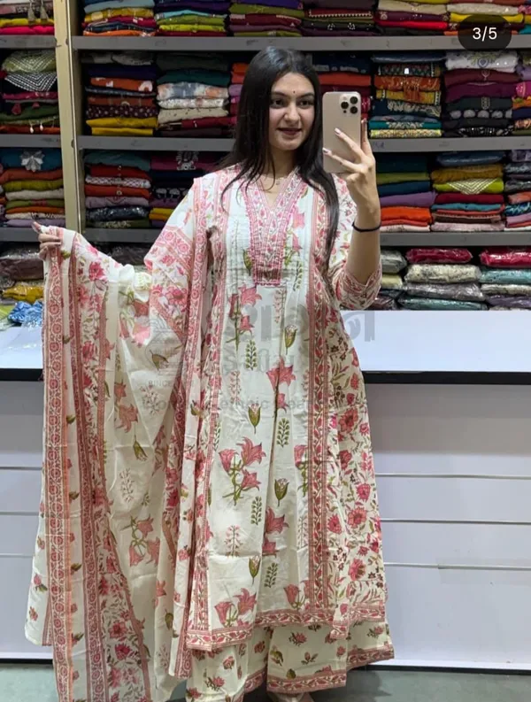 Off-White_Cotton_Floral_Embroidered_Kurta_Set_For_Women