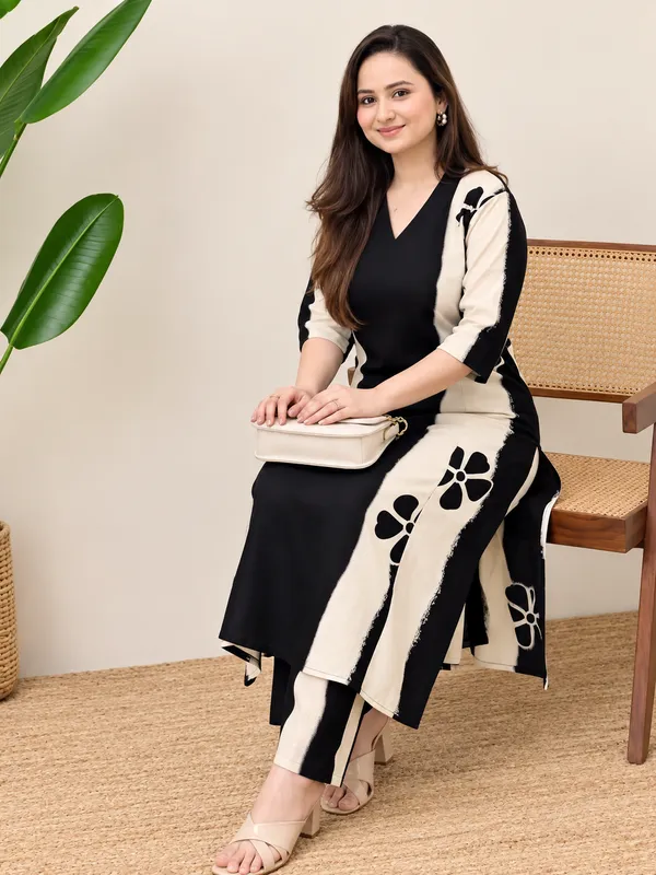 V-Neckline_Straight-Fit_Kurta_Set