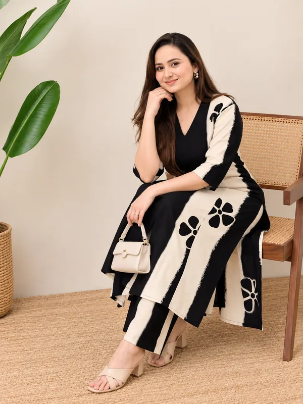 V-Neckline_Straight-Fit_Kurta_Set