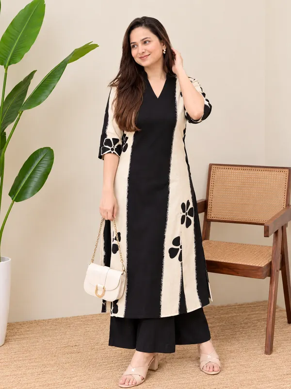 V-Neckline_Straight-Fit_Kurta_Set