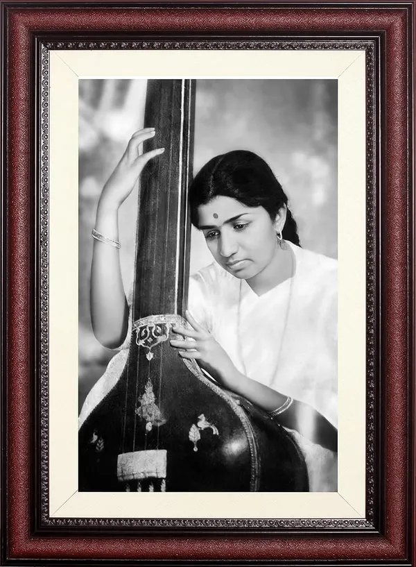 Lata_Mangeshkar_Photo_Frame_Without_Glass_–_Playing_Tanpura_Black_&_White_Wall_Art