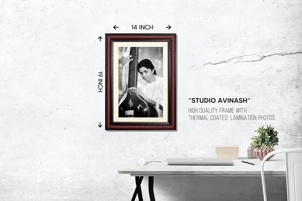 Lata_Mangeshkar_Photo_Frame_Without_Glass_–_Playing_Tanpura_Black_&_White_Wall_Art