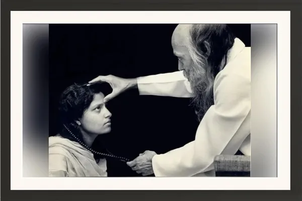 Osho_Rajneesh_Photo_Blessing_Devotee_Frame_Without_Glass_|_Hands_That_Transferred_Peace