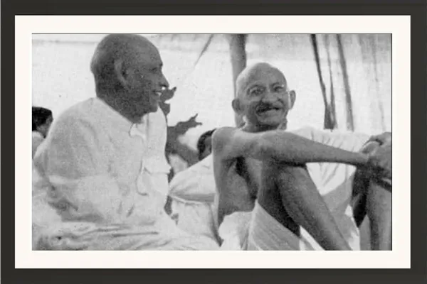 Mahatma_Gandhi_Ki_Photo_Frame_Without_Glass_–_Candid_Conversation_with_Vallabhbhai_Patel_Wall_Hanging,_Historic_Moment