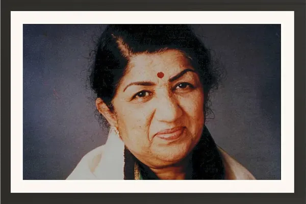 Lata_Mangeshkar_Photo_Frame_Without_Glass_–_Classic_Singing_Pose_Portrait_Wall_Art