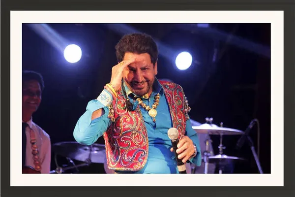 Gurdas_Maan_HD_Photo_Frame_Without_Glass_–_On-Stage_Concert_Wall_Art