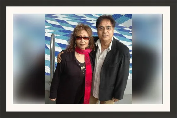 Jagjit_SIngh_and_Chitra_Singh_Photo_Frame_Without_Glass_–_Outdoor_Scenic_Candid_Wall_Art