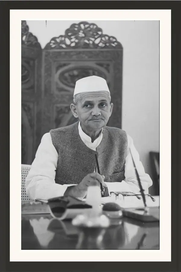 Lal_Bahadur_Shastri_Traditional_Portrait_Without_Glass_|_Simplicity_in_Power_Frame