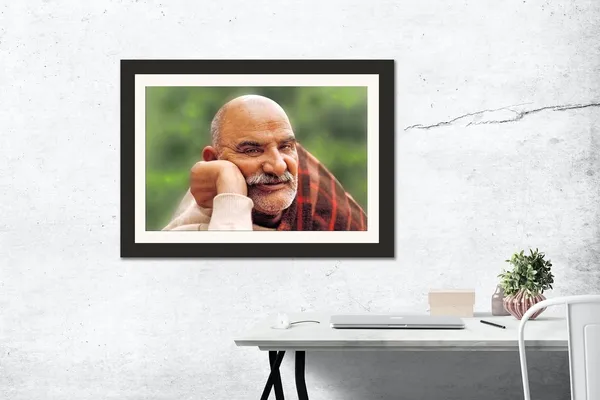 Neem_Karoli_Baba_Photo_Close_Portrait_Frame_Without_Glass
