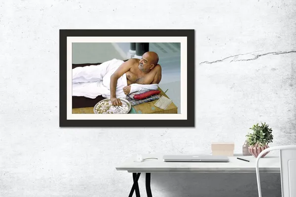 Neem_Karoli_Baba_Photo_Blessing_Prasad_Frame_Without_Glass