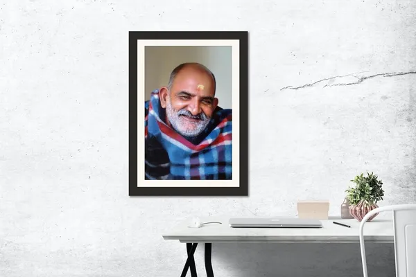 Neem_Karoli_Baba_Smiling_Photo_Portrait_Frame_Without_Glass