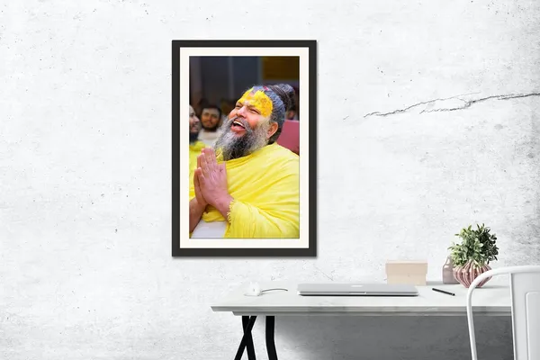 Premanand_Maharaj_Photo_Without_Glass_–_Joyful_Smiling_Portrait_Wall_Art_with_Devotee_Crowd