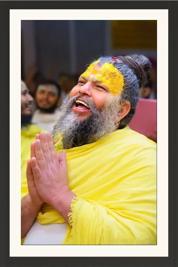 Premanand_Maharaj_Photo_Without_Glass_–_Joyful_Smiling_Portrait_Wall_Art_with_Devotee_Crowd