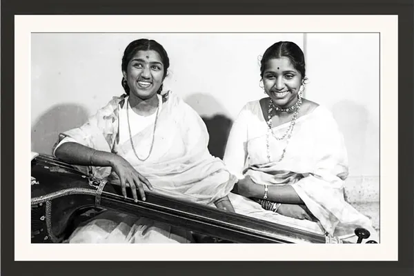 Lata_Mangeshkar_Photo_Frame_Without_Glass_–_With_Asha_Bhosle_Rare_Candid_Duo_Wall_Art
