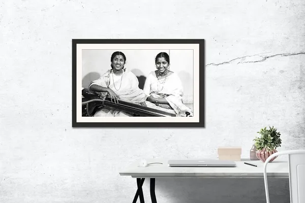 Lata_Mangeshkar_Photo_Frame_Without_Glass_–_With_Asha_Bhosle_Rare_Candid_Duo_Wall_Art