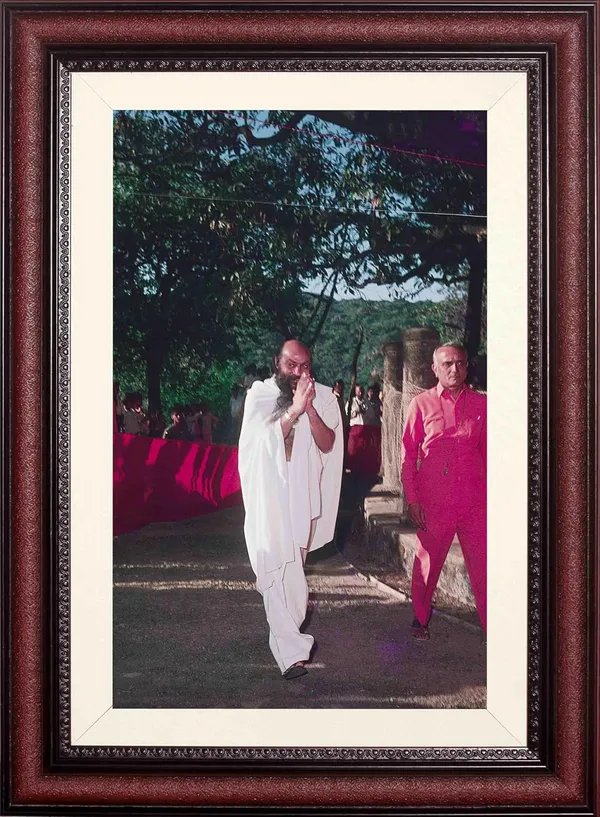 Bhagwan_Osho_Photo_Walking_with_Devotees_Frame_Without_Glass
