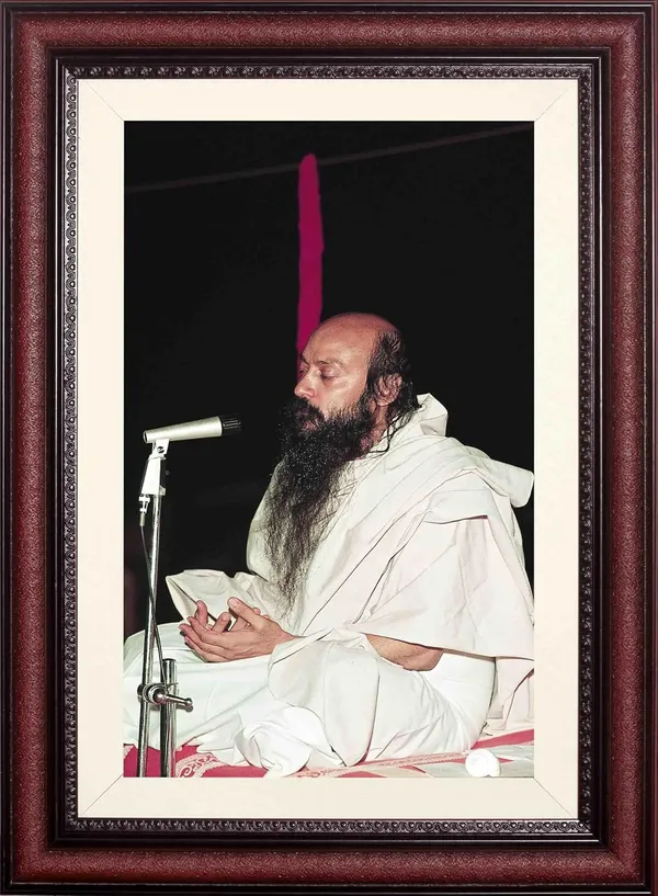 Acharya_Rajneesh_Osho_Photo_Discourse_Frame_Without_Glass