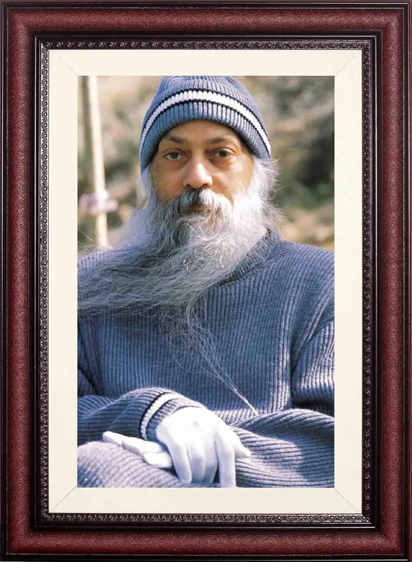 Osho_Rajneesh_Gentle_Smile_Portrait_Without_Glass_|_Warmth_Without_Words_Frame