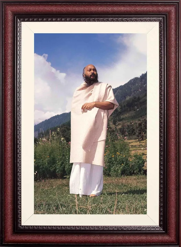 Osho_Rajneesh_Bhagwan_Photo_Hillside_Portrait_Frame_Without_Glass