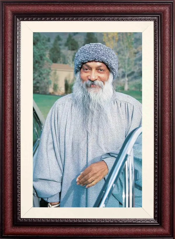 Osho_Rajneesh_Garden_Standing_With_Car_Portrait_Without_Glass_|_Grace_in_the_Open_Air_Frame