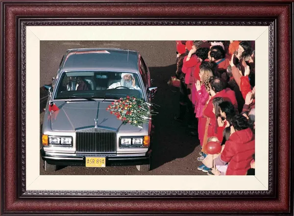 Osho_Rajneesh_Rolls_Royce_Tribute_and_Welcome_Photo_Without_Glass_|_Legacy_of_Devotion_Frame