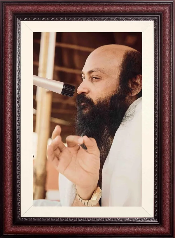 Acharya_Rajneesh_Osho_Photo_Discourse_Gesture_Frame_Without_Glass