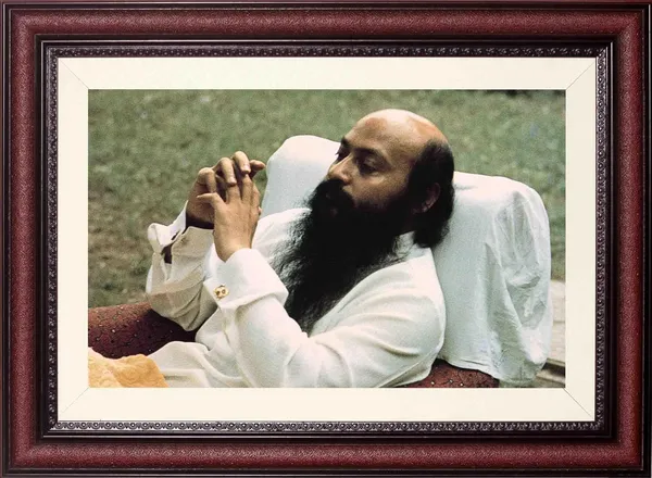 Bhagwan_Rajneesh_Osho_Photo_Reclining_Outdoor_Frame_Without_Glass
