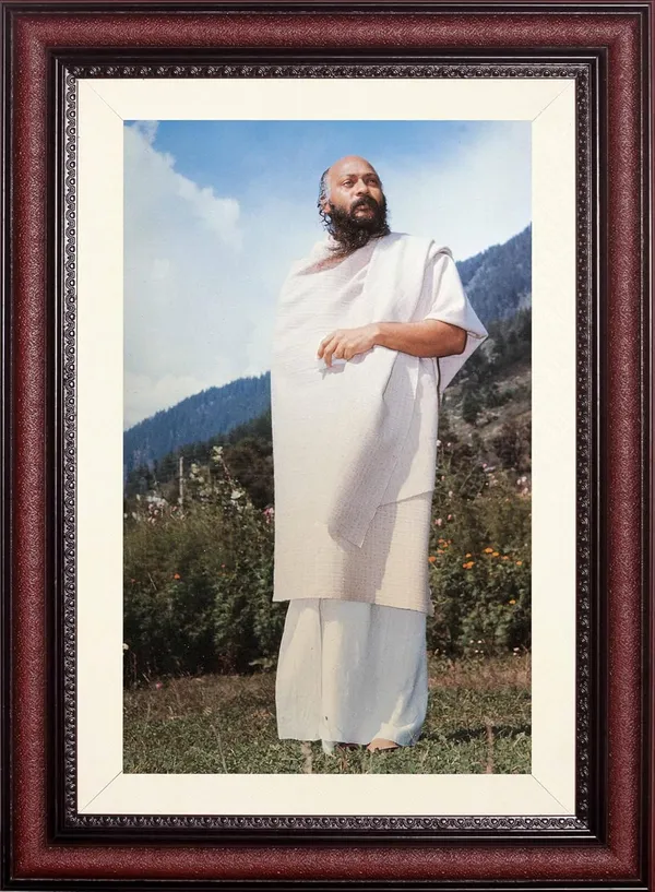 Bhagwan_Osho_Rajneesh_Photo_Mountain_Portrait_Frame_Without_Glass