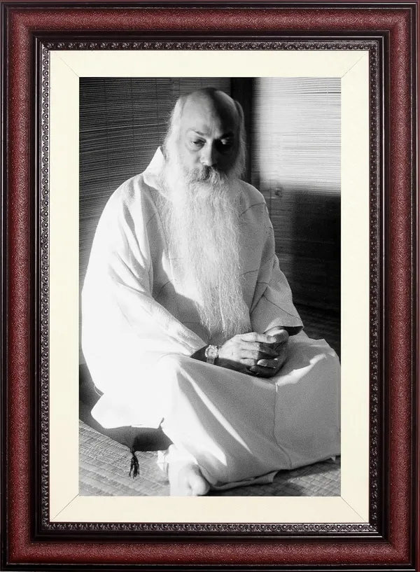 Bhagwan_Osho_Seated_Side_View_Photo_Frame_Without_Glass