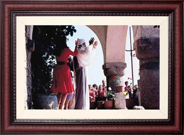 Acharya_Rajneesh_Osho_Archway_Blessing_Photo_Frame_Without_Glass_|_A_Moment_Beneath_Ancient_Stone