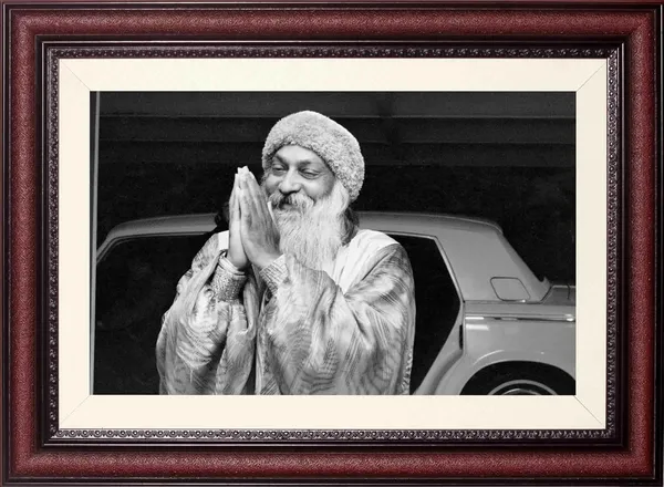 A_Quiet_Pause_Before_the_Journey_|_Acharya_Rajneesh_Osho_Candid_Frame_Without_Glass