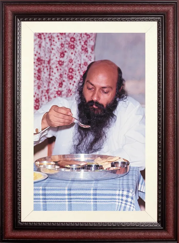 Bhagwan_Osho_Rajneesh_Photo_Candid_Mealtime_Frame_Without_Glass