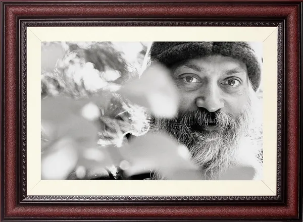 Acharya_Rajneesh_Osho_Smiling_Winter_Frame_Without_Glass