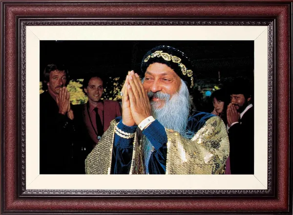 Acharya_Rajneesh_Osho_Namaskar_to_Lovely_Devotees_&_Golden_Robe_Portrait_Without_Glass_|_Blessing_the_Gathering_Frame