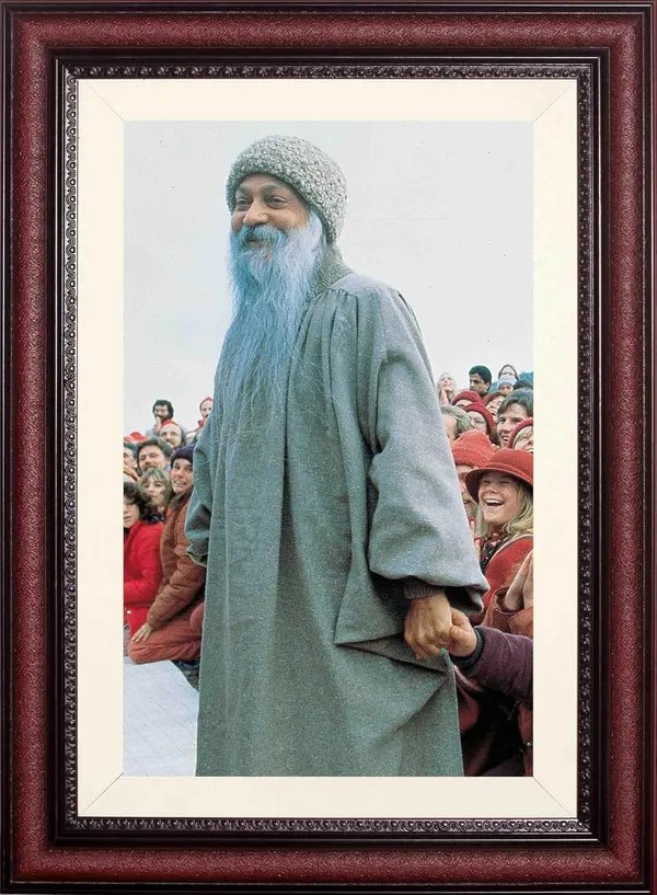 Acharya_Rajneesh_Osho_Among_the_Gathered_Crowd_Without_Glass_|_A_Community's_Presence_Frame