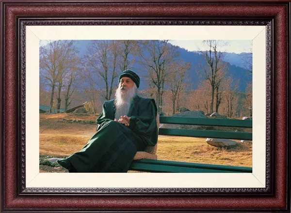 Acharya_Rajneesh_Osho_Mountain_Bench_Photo_Frame_Without_Glass_|_Stillness_Against_the_Peaks