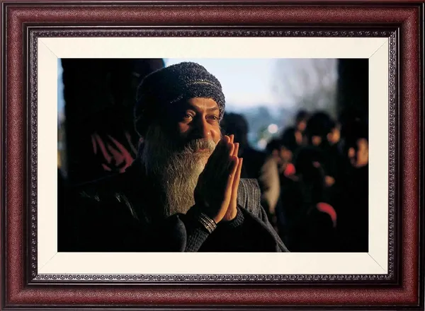 Acharya_Rajneesh_Osho_Amidst_Devotees_Without_Glass_|_Prayer_in_the_Crowd_Frame