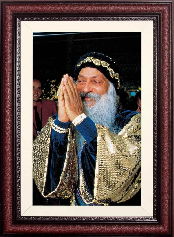 Acharya_Rajneesh_Osho_Golden_Close_Prayer_Without_Glass_|_Radiant_Devotion_Frame