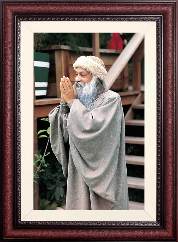 Acharya_Rajneesh_Osho_Outdoor_Standing_Greeting_Without_Glass_|_Presence_on_the_Path_Frame