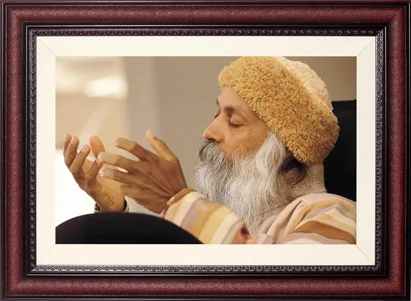 Acharya_Rajneesh_Osho_Hands_Raised_Greeting_Without_Glass_|_Gesture_of_Welcome_Frame