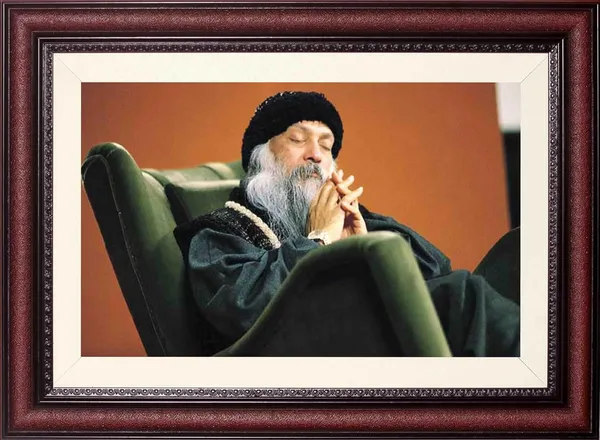 Acharya_Rajneesh_Osho_Armchair_Thought_Photo_Frame_Without_Glass_|_Settled_in_Contemplation